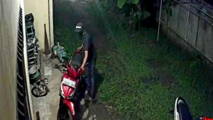 Pencuri ini terekam cctv Pencuri ini terekam cctv