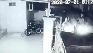 Dua pelaku pencuri terekam cctv Dua pelaku pencuri terekam cctv