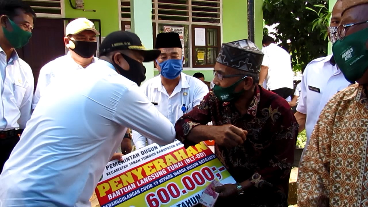 Keliling Dari Dusun ke Dusun, Bupati Pastikan Bantuan Covid-19 Tersalurkan