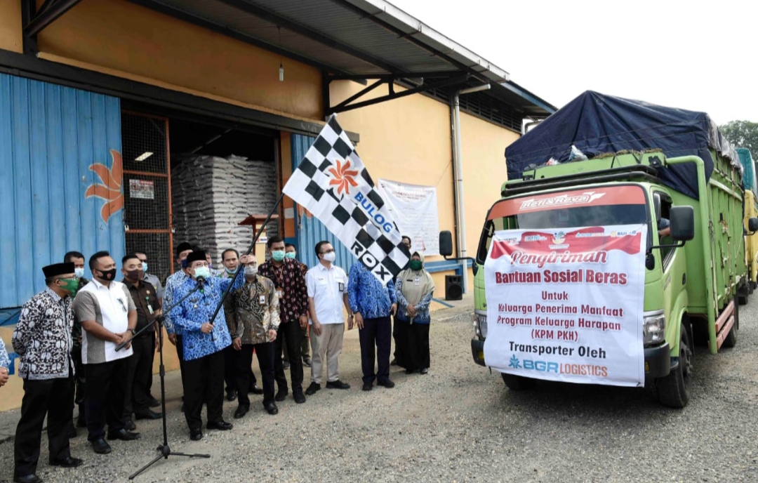 Ringankan Beban Masyarakat, Gubernur Launching Bansos Beras  