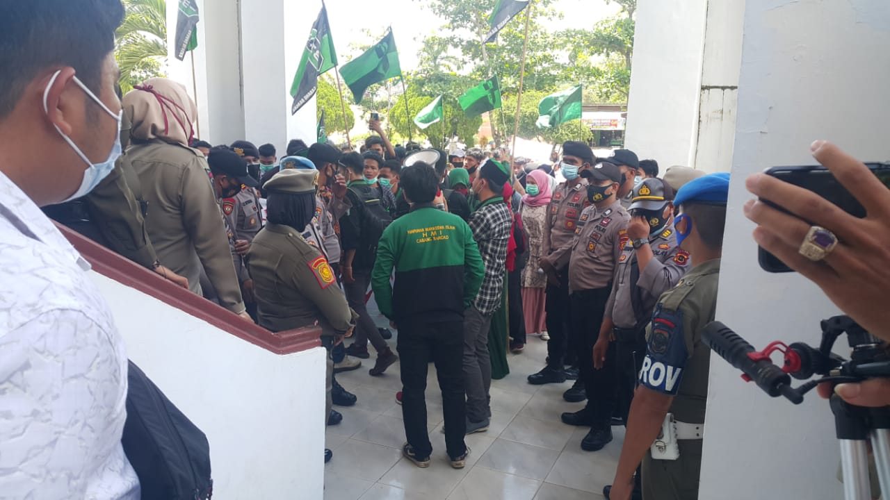 HMI Pertanyakan Ketidakhadiran Sebagian Besar Anggota DPRD Merangin saat Aksi