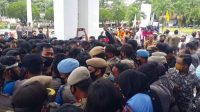 Aksi Protes UU Ciptaker Di Gedung DPRD Merangin, Diwarnai Saling Dorong Antara Aparat Dengan Peserta Aksi