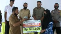 Pemerintah Desa Serahkan 53 KK BLT GDM Yang Terdampak Covid-19