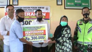 penyerahan bantuan kepala desa kepada warga yang terdampak covid 19