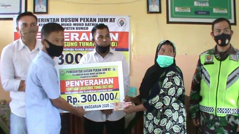 penyerahan bantuan kepala desa kepada warga yang terdampak covid 19