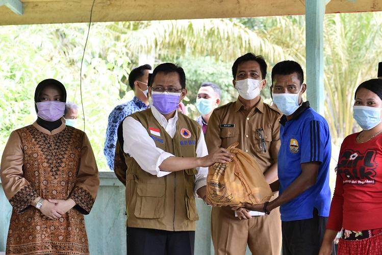 Pjs.Gubernur Jambi Salurkan Bantuan Alat Kesehatan Penanganan Covid-19