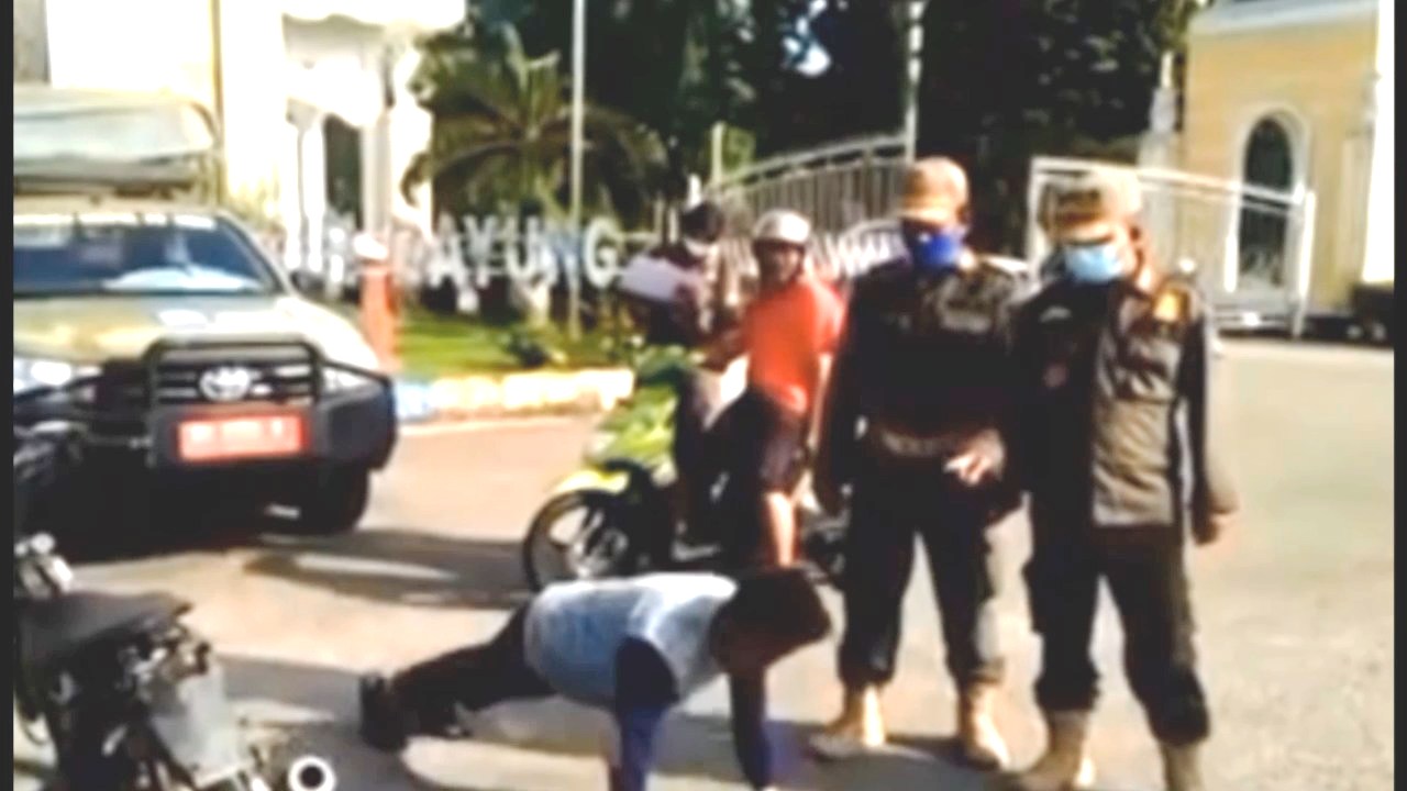 OPERASI YUSTISI DEPAN KANTOR BUPATI.mp4 snapshot 00.41 2020.12.16 13.13.02
