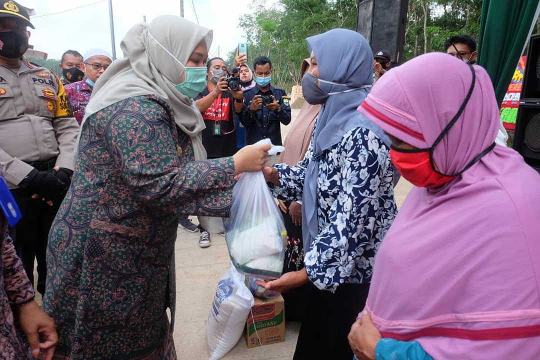 Bupati Masnah Busro Berikan Bantuan Paket Sembako Kepada Warga Yang Terdampak Covid-19