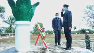 pjs bupati muarabungo saat melakukan penghormatan di makam pahlawan