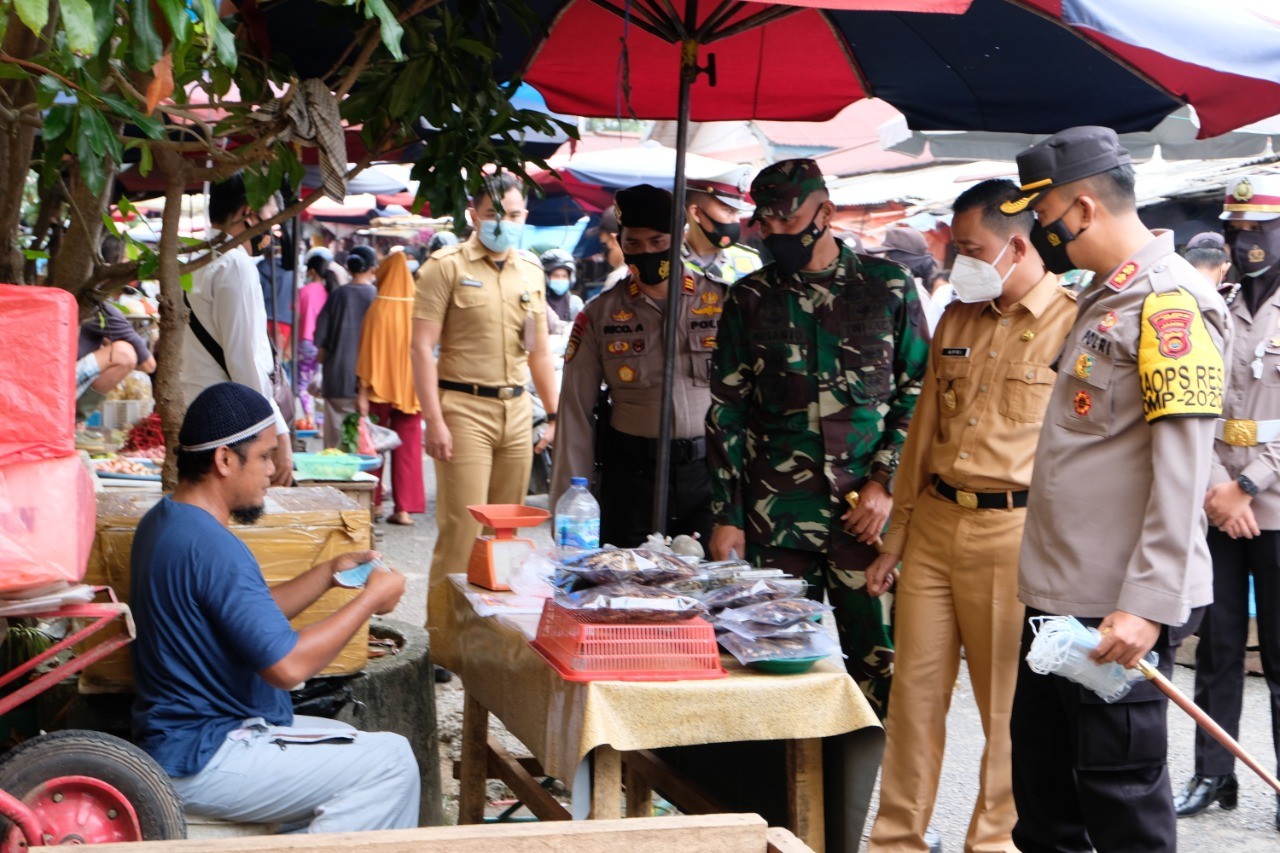 Kapolres Bungo Bersama Forkopimda Bagikan Masker Gratis dan Himbau Warga Patuhi Prokes