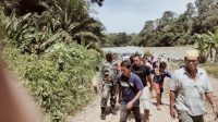 warga-dan-petugas-saat-mengevakuasi-jasad-ketiga-pekerja-PETI warga dan petugas saat mengevakuasi jasad ketiga pekerja PETI