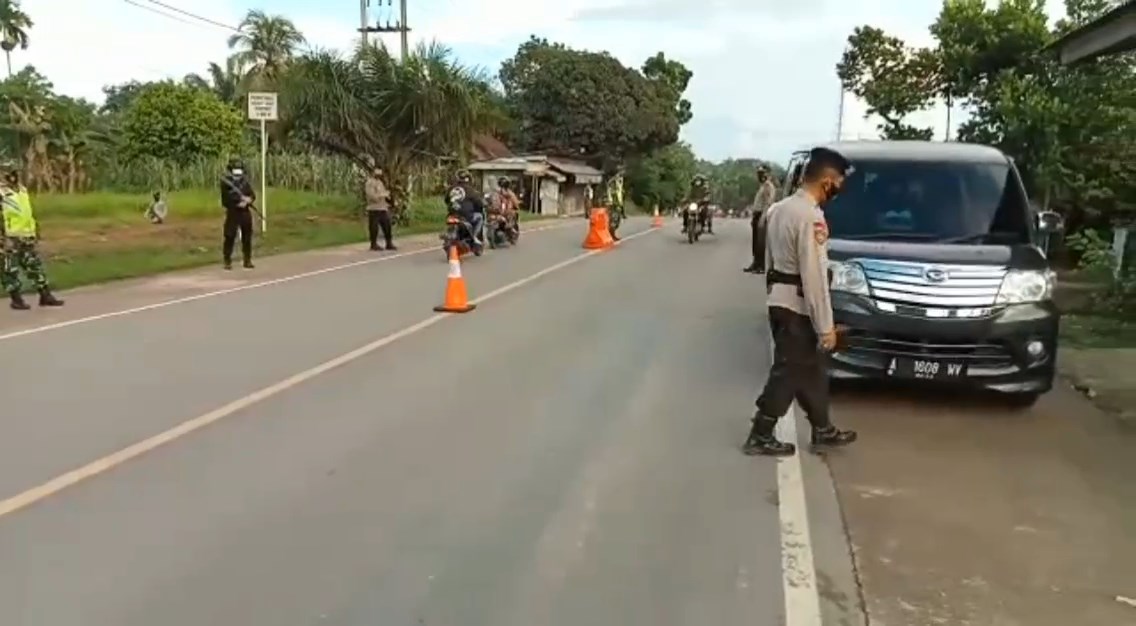 Cegah Covid-19, Ratusan Kendaraan Disuruh Putar Balik di Perbatasan Jambi – Sumsel