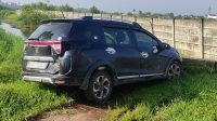 INFO: Sebuah Mobil Honda BRV Plat Bengkulu Terdampar di Tepi Jalan