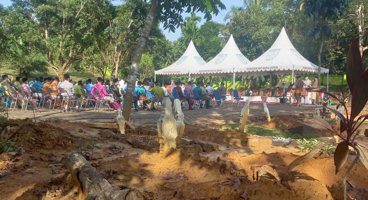 pelantikan-pejabat-pemkot-jambi-di-pemakaman-covid19 pelantikan pejabat pemkot jambi di pemakaman covid19