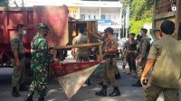 Belasan Grobak Serta Lapak PKL di Angkut Petugas