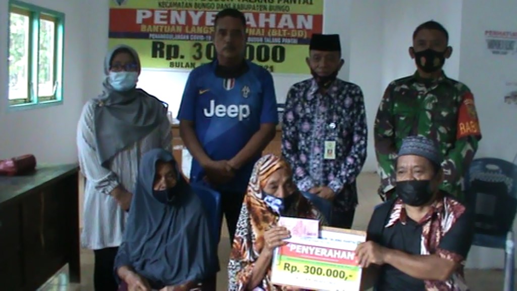 Pemdus Talang Pantai Serahkan BLT DD kepada 133 KK