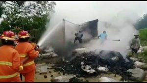 TRUK MUATAN ARANG NYARIS TERBAKAR.mp4_snapshot_00.59.994 TRUK MUATAN ARANG NYARIS TERBAKAR.mp4 snapshot 00.59.994
