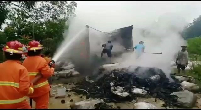 TRUK MUATAN ARANG NYARIS TERBAKAR.mp4_snapshot_00.59.994 TRUK MUATAN ARANG NYARIS TERBAKAR.mp4 snapshot 00.59.994