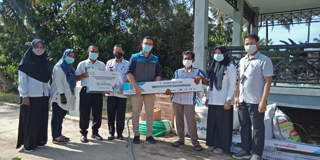 PLN UP3 Muara Bungo Serahkan Bantuan Program TJSL kepada Kelompok Tani