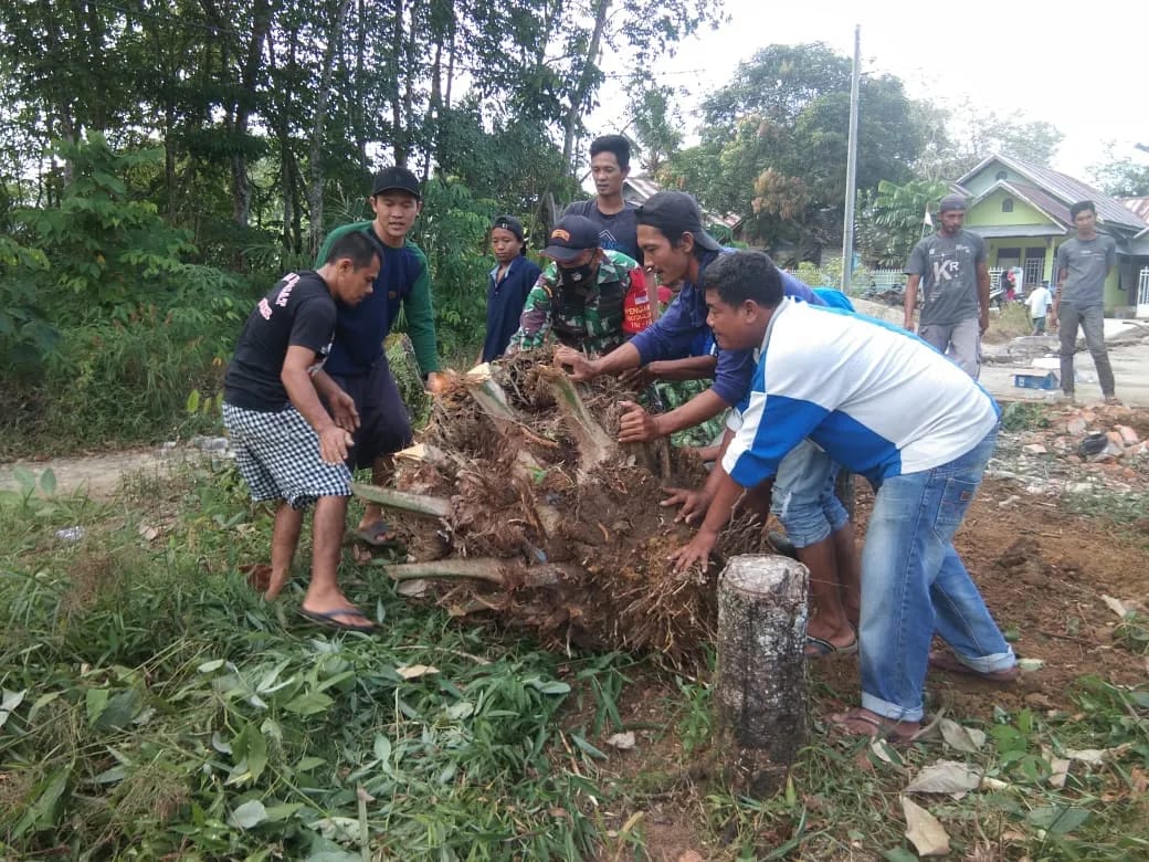 Warga Bersama Babinsa Koramil Muara Bungo Gotong Royong Bersihkan Mushola Nurul Ikhsan