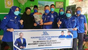 demokrat berbagi