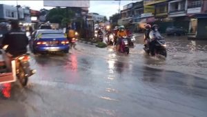 dprd kota jambi jalan tergenang
