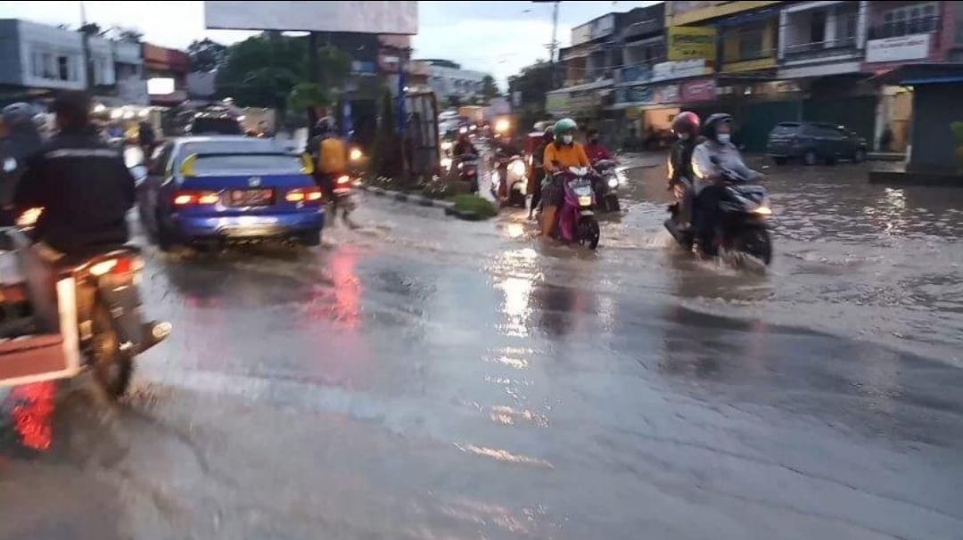 dprd kota jambi jalan tergenang