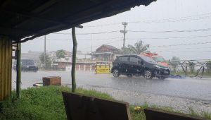 hujan mobil lolos penyekatan kota jambi