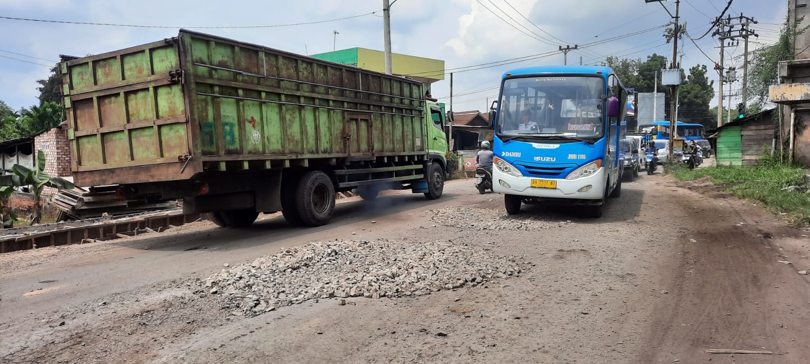 lampukuning_id_jalan-sijenjang Warga Keluhkan Jalan Sijenjang Rusak Parah