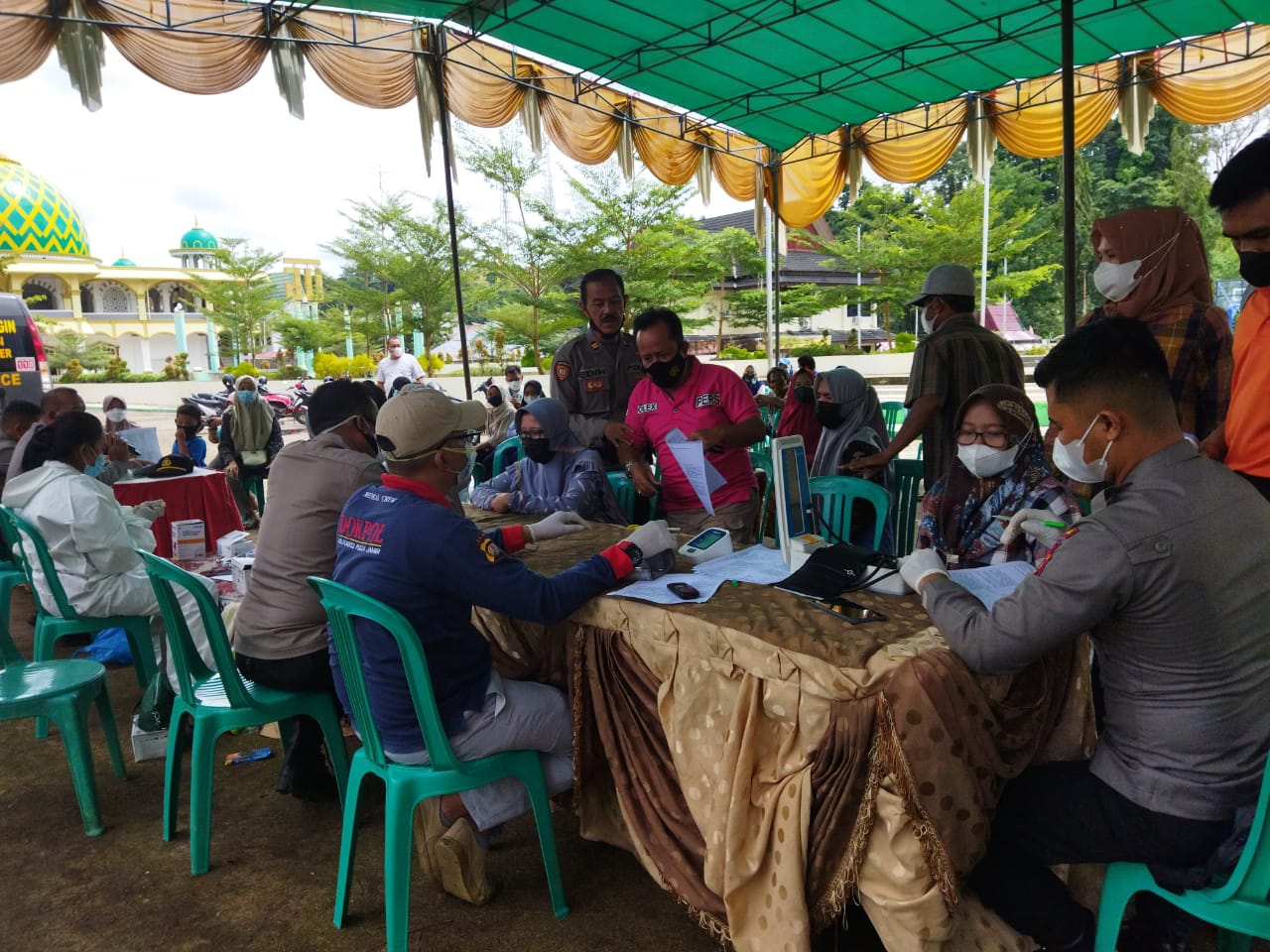 Warga Serbu Vaksinasi yang Digelar Polres Merangin di Taman Pasar Bawah