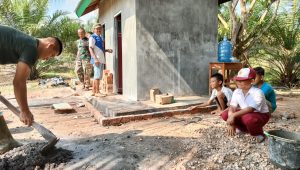foto anak anak bahagia melihat personil tmmd112 bekerja