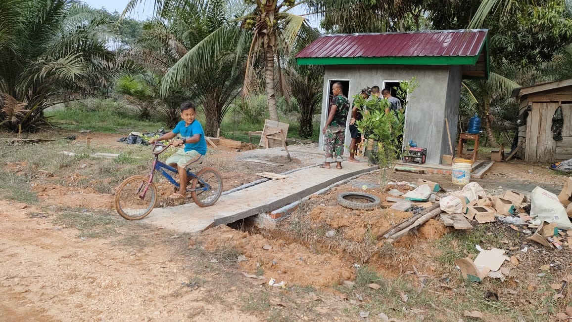 foto anak bermain sambil melihat satgas tmmd112 bekerja