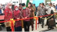 H. Mashuri Gunting Pita Peresmian UMKM di Karawang Jawa Barat