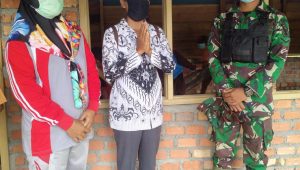 foto dua guru menangis melihat sekolah dipercantik