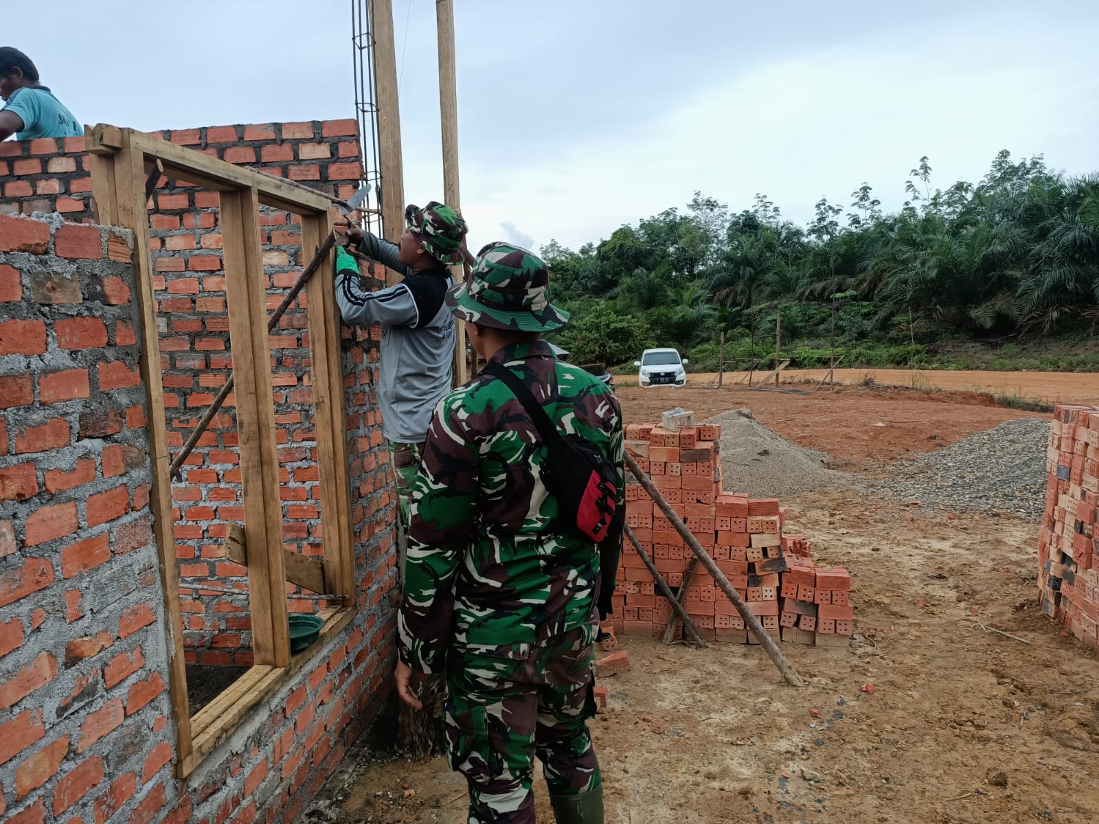 foto pembangunan rumah guru tmmd112