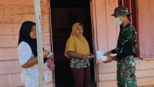 foto personil satgas tmmd112 bagikan masker