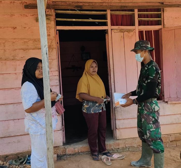 foto personil satgas tmmd112 bagikan masker