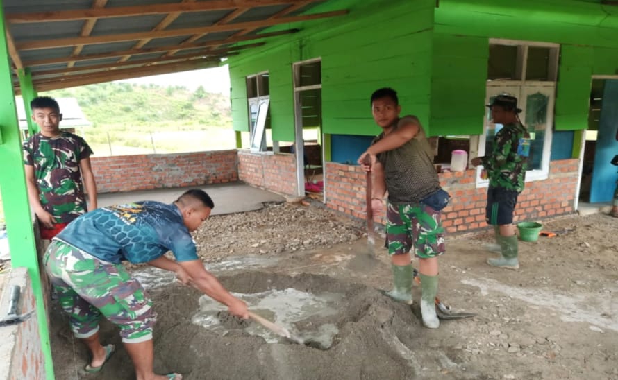 foto personil satgas tmmd112 cor lantai masjid