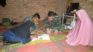 foto personil tmmd112 bantu anak kerjakan pr