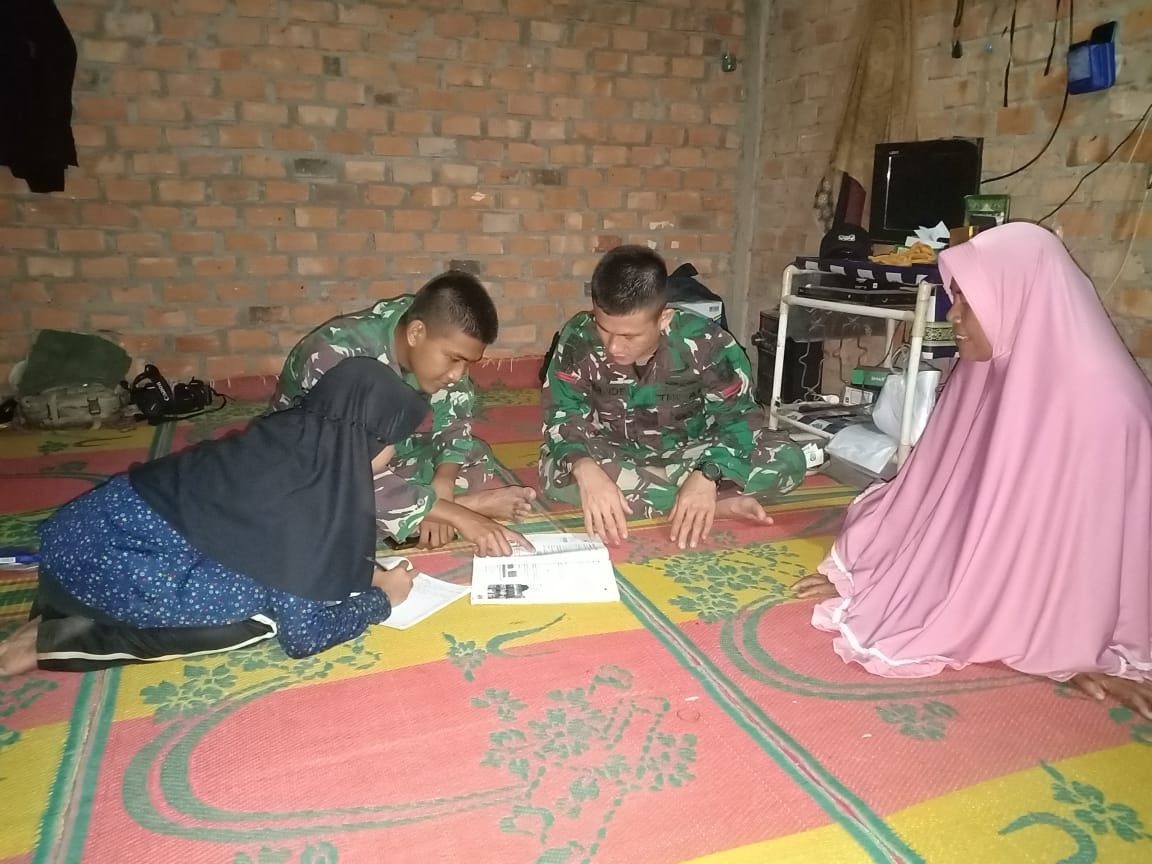 foto personil tmmd112 bantu anak kerjakan pr
