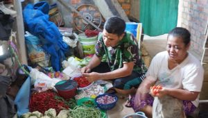 foto personil tmmd112 bantu ibu asuh di dapur