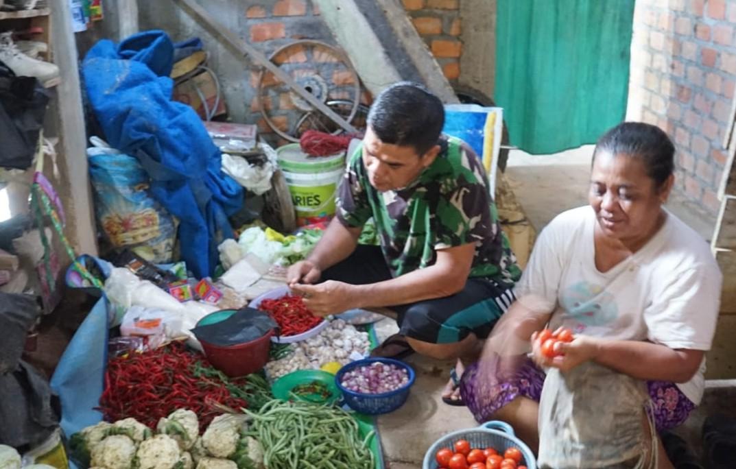 foto personil tmmd112 bantu ibu asuh di dapur
