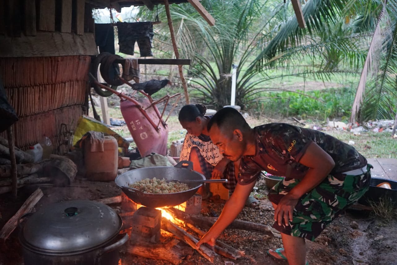 foto personil tmmd112 bantu ibu asuh masak