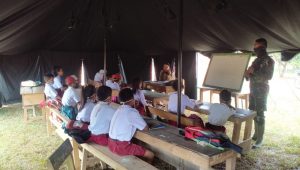 foto personil tmmd112 berikan pendidikan di tenda darurat