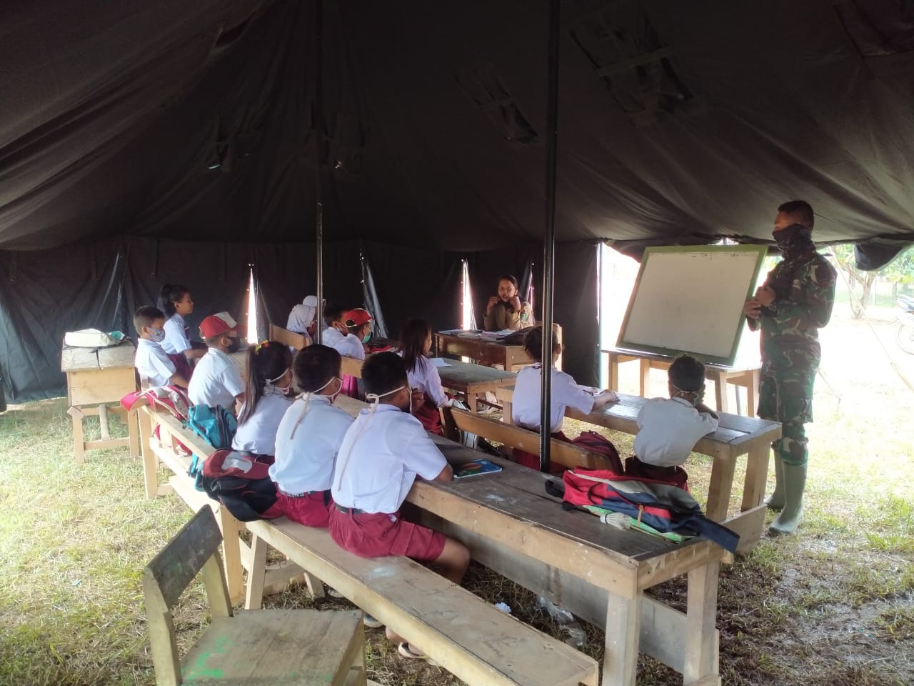 foto personil tmmd112 berikan pendidikan di tenda darurat