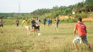 foto personil tmmd112 berolah raga bersama warga