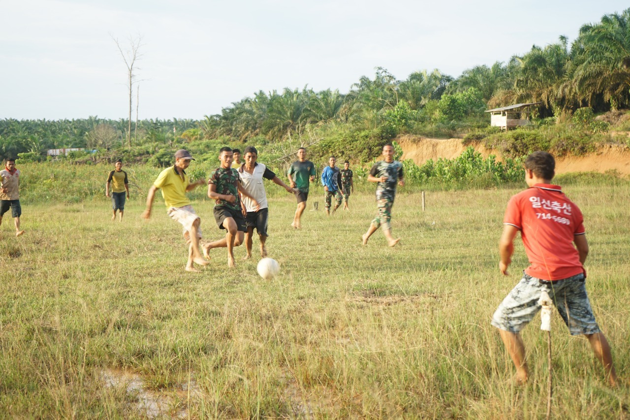 foto personil tmmd112 berolah raga bersama warga
