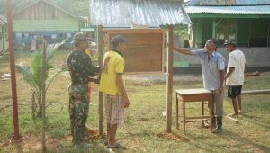 foto personil tmmd112 bikin papan nama masjid