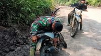 foto personil tmmd112 gunakan sepeda motor