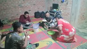 foto personil tmmd112 makan malam bersama warga